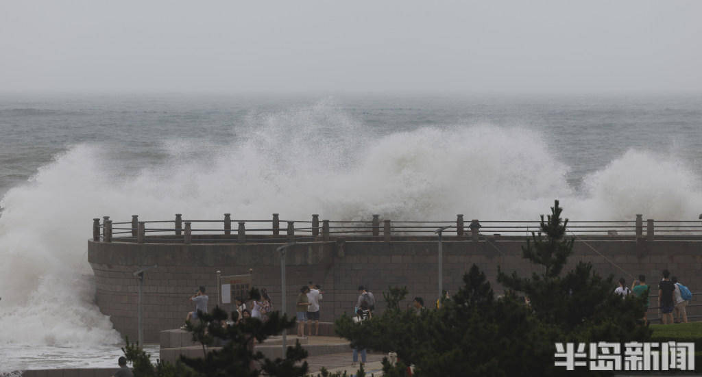温馨提示：风大浪高，切勿近海游玩！