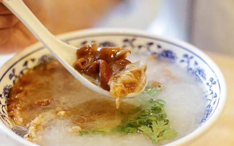 厦门特色小吃面线糊，爽滑清甜，汤鲜味美