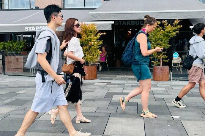 杨采钰与老公张向荣挪威旅游 两人并肩漫步松弛幸福