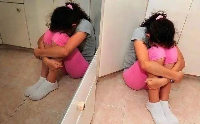 8岁女儿夹腿被母亲骂不要脸，娃为啥会夹腿，父母要先清楚