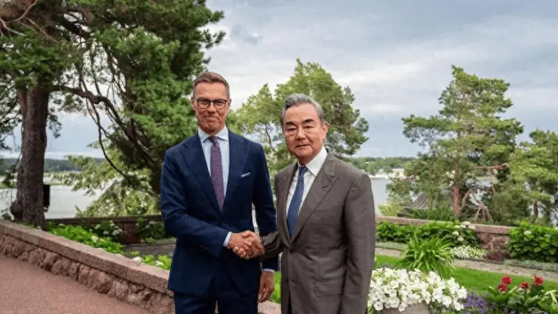 王毅外长到访,芬兰总统全然忘了自己的强硬表态,脸上充满激动