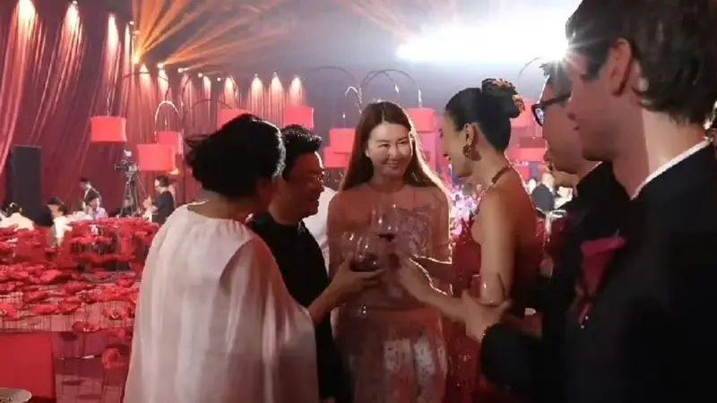 王宝强携女友冯清现身婚礼,大方与众人寒暄,交往8年不领证