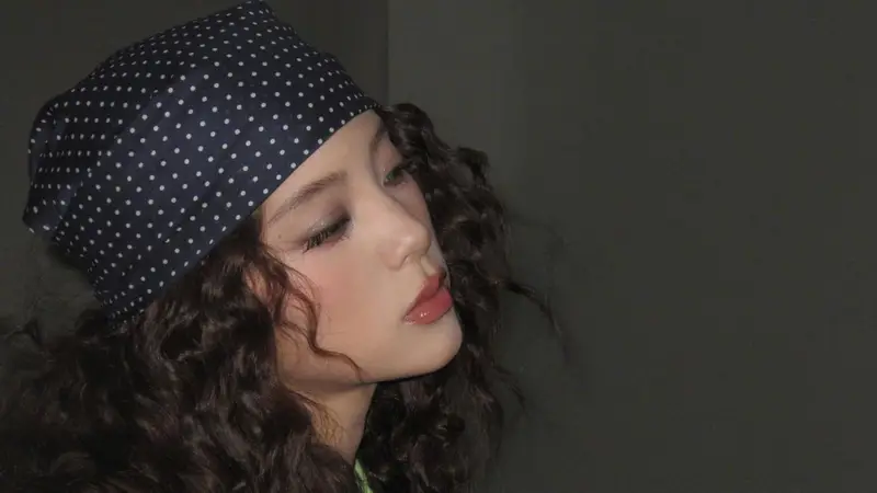 欧阳娜娜卷发配波点头巾慵懒复古 碎钻眼妆精致温柔