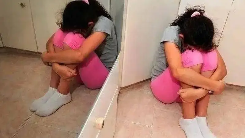 8岁女儿夹腿被母亲骂不要脸,娃为啥会夹腿,父母要先清楚