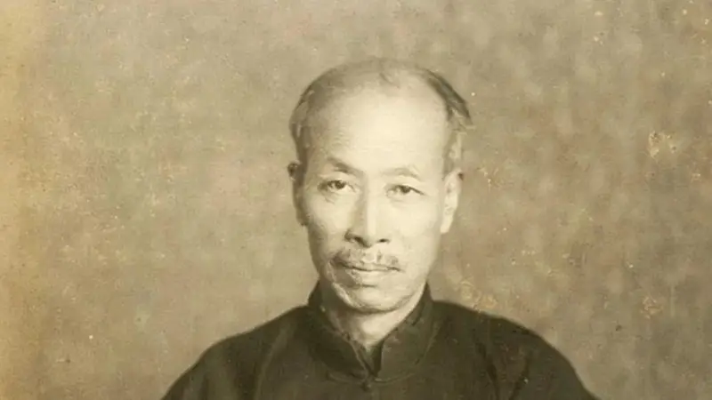 他是臭名昭著的汉奸，挥笔4个大字流传百年，如今大街上随处可见