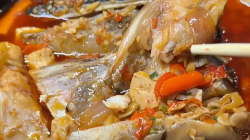 红椒铺就盘中色,百年湘味尽在剁椒鱼头间