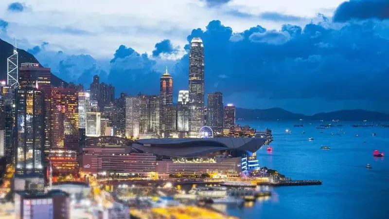 香港最好的中小学，已经开始全球抢人