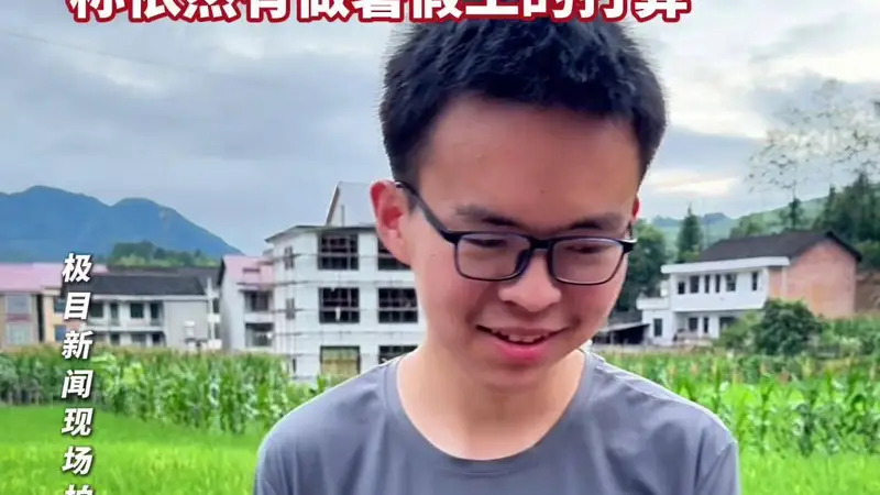 湖南“六旬父亲背8个土鸡蛋接考”最新进展,贺永辉谈参观大学校园感受:很开心也很期待,依然有做暑假工打算