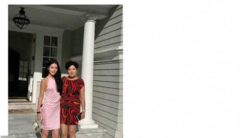 李咏遗孀哈文晒与女儿合影，法图麦又高又漂亮，已走出丧亲之痛