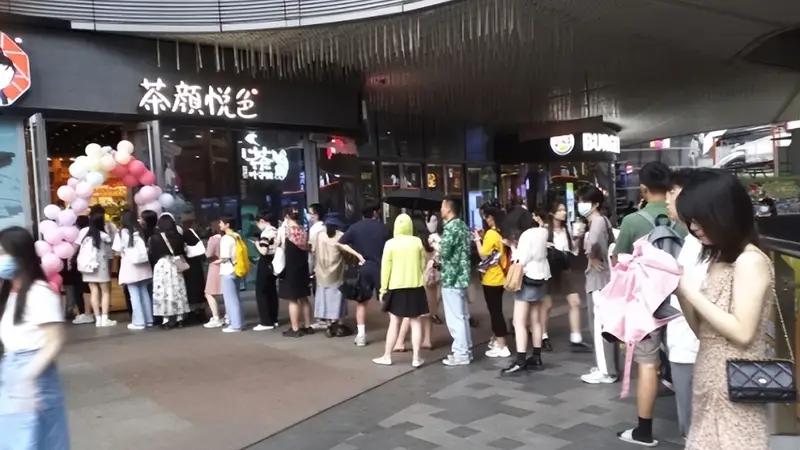 新鲜零食成商场排队新宠，客流判断稍有偏差就侵蚀利润