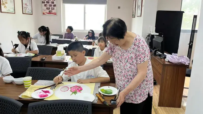 泰州姜堰罗塘街道：侨心一片系桑梓 墨香满堂润童心