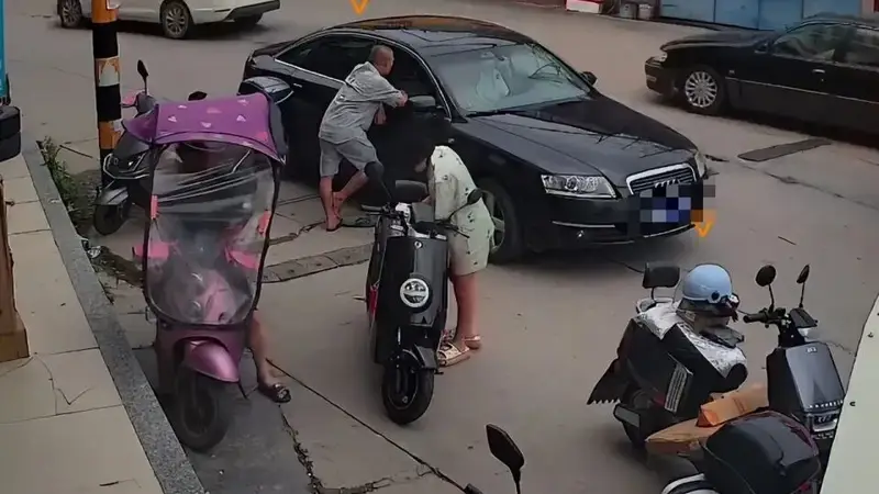 监控曝光:广东一男子快递站捅伤村书记,站门口打110报警,二审维持死刑判决