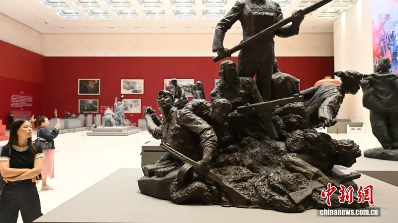 “人民·丰碑——中国国家博物馆馆藏经典美术作品展”正在北京展出