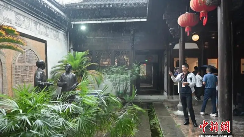 海外华文媒体代表走进艾青故居 循诗寻访“爱得深沉”
