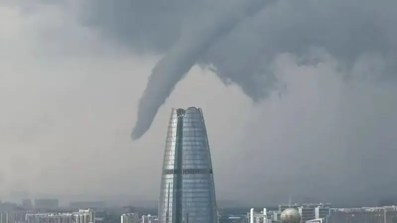 宁波上空出现形似龙卷风云柱 气象台：为强对流天气现象