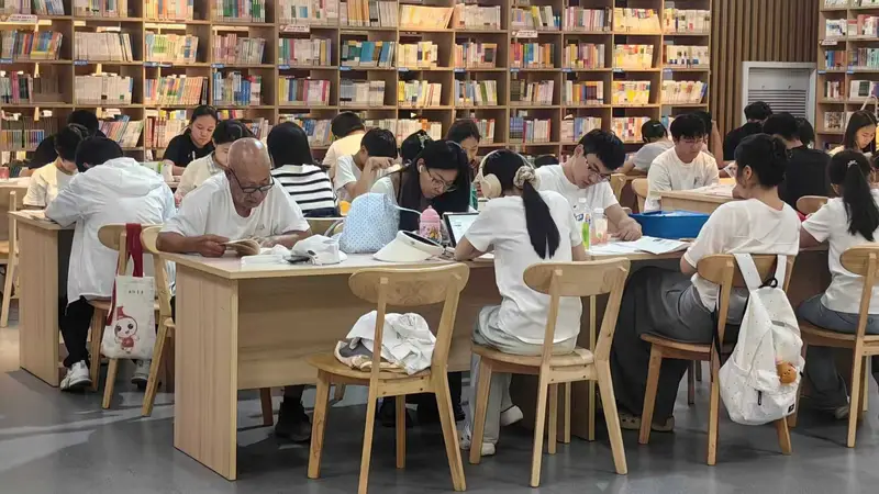 河北曲阳暑期阅读热潮涌动 图书馆多措并举满足读者需求