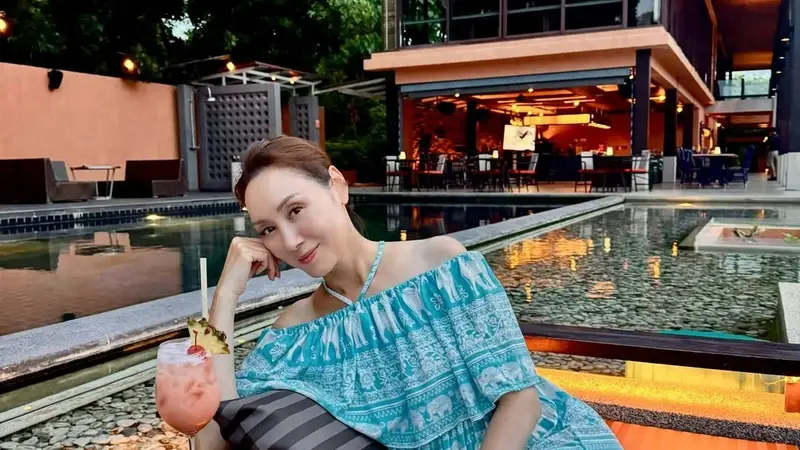 香港56岁女星郭可盈罕晒泳装 与16岁女儿同框引热议