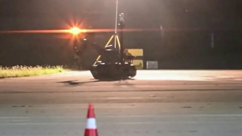 8月5日德国莱比锡哈雷机场查获携不明爆炸装置无人机 排爆机器人已介入处置