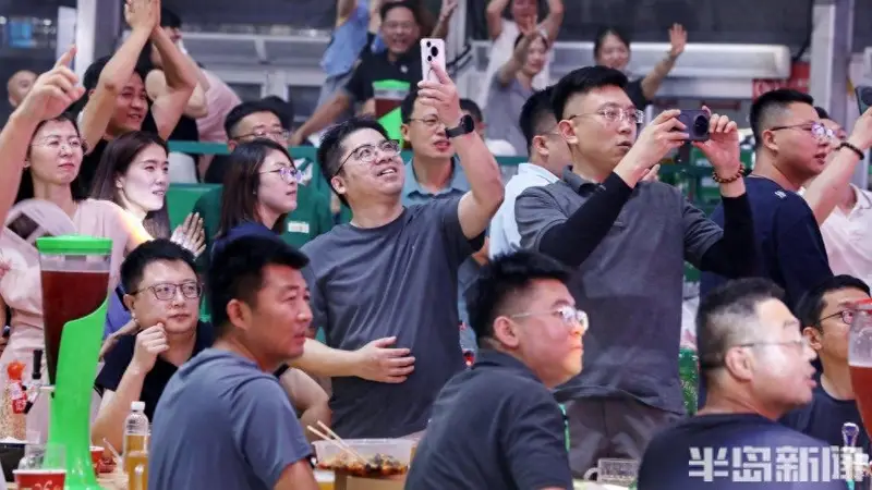 音乐起,人潮嗨!啤酒城夜夜“音浪”不停