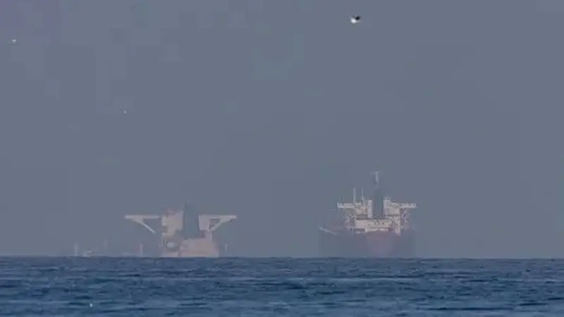 美媒：美军已悄悄建立一条进出霍尔木兹海峡的航运通道，确保每天有“数百万桶”石油运出霍尔木兹海峡