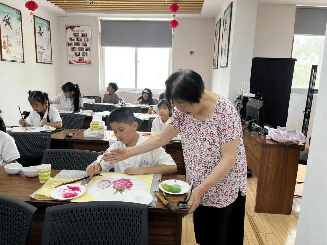泰州姜堰罗塘街道：侨心一片系桑梓 墨香满堂润童心
