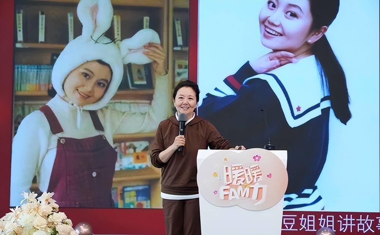 她是上海知名主持，弟弟是大导演，为照顾父母，如今全家住养老院