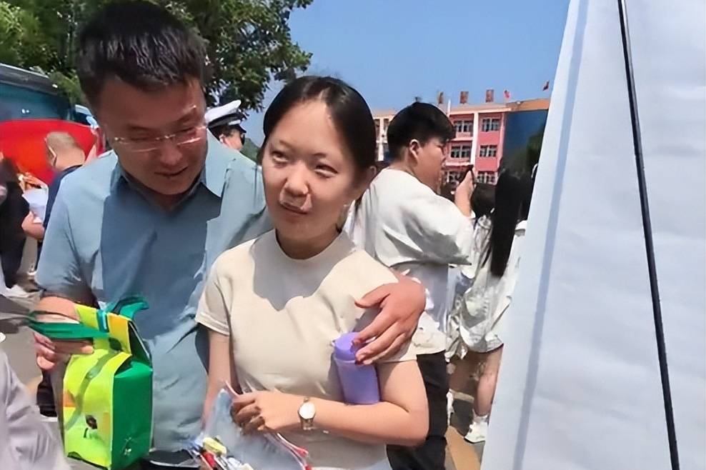 “虚荣到极致，就是这种面相”，家长用奶茶袋包大疆，初三女儿当场变脸