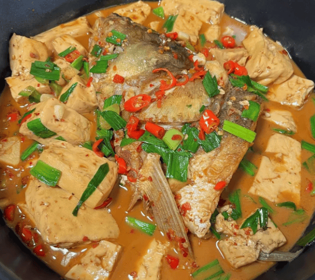 煎鱼添香开水熬汤，嫩滑豆腐吸饱鱼头原汁鲜香