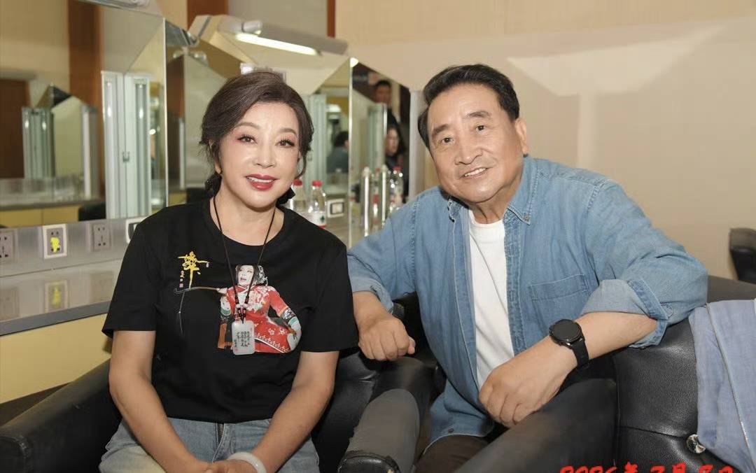 刘晓庆晒与姜昆重逢合照 二人精神矍铄神采奕奕