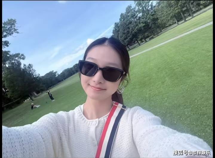 马伊琍俩女儿近照，爱马优雅漂亮长相随爸，妹妹变拽姐身高抢镜