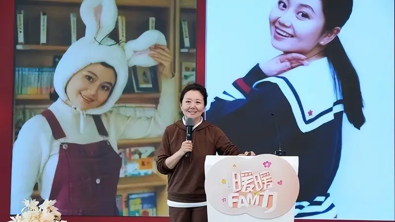 她是上海知名主持，弟弟是大导演，为照顾父母，如今全家住养老院
