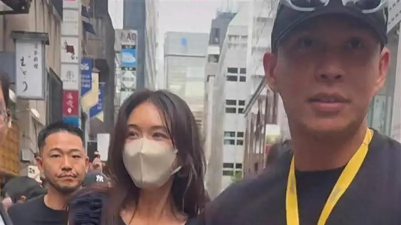 小S送蔡康永花篮玩梗“别得意”,林志玲戴回口罩:她在日本混得没那么好?
