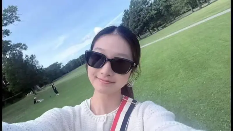 马伊琍俩女儿近照，爱马优雅漂亮长相随爸，妹妹变拽姐身高抢镜