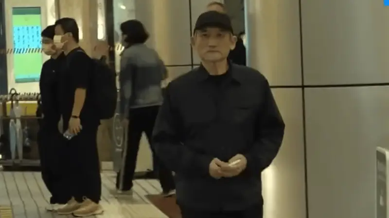 徐克深夜医院门口回应施南生离世:她坚持到生命最后一刻,在亲友陪伴下安详离开