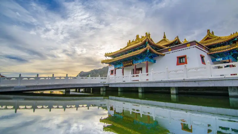 想去呼和浩特度蜜月,定制游能帮忙安排专属的烛光晚餐和跟拍吗。