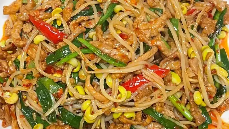 豆芽韭菜炒肉丝:脆嫩鲜香,十分钟搞定的下饭神器