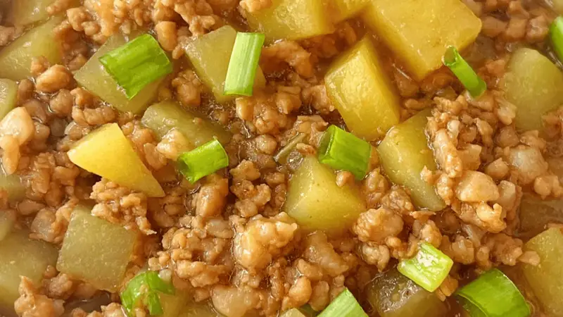 肉沫炒土豆丁:一勺酱汁裹满米饭的家常烟火气