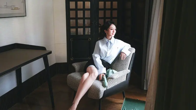 杨幂化身职场OL散发成熟诱惑 美腿修长眼神慵懒撩人
