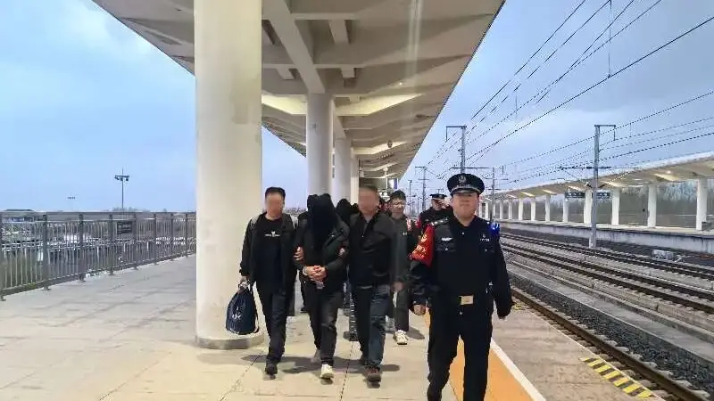 化学硕士突然辞职竟为参与制毒,特大跨国制贩毒案告破71人被抓,现场缴获制毒原料5吨