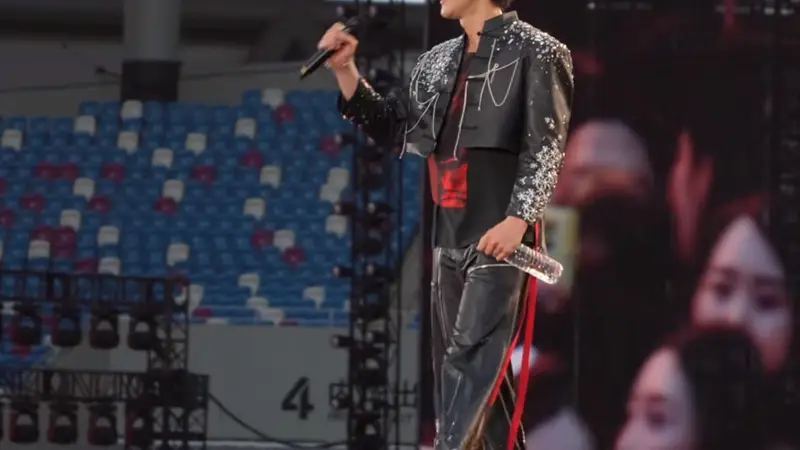 王力宏成都演唱会不慎绊倒，脑袋磕上台阶后，脸部擦伤耳骨明显撕裂
