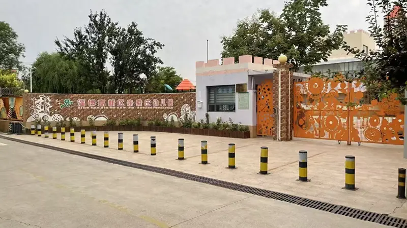 山东淄博一幼师在监控下“指导”幼儿打同学;家长:孩子腿上多处淤青