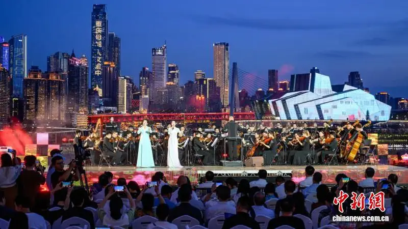 两江夜景伴乐声 “重庆之夜·南滨音乐会”首演启幕