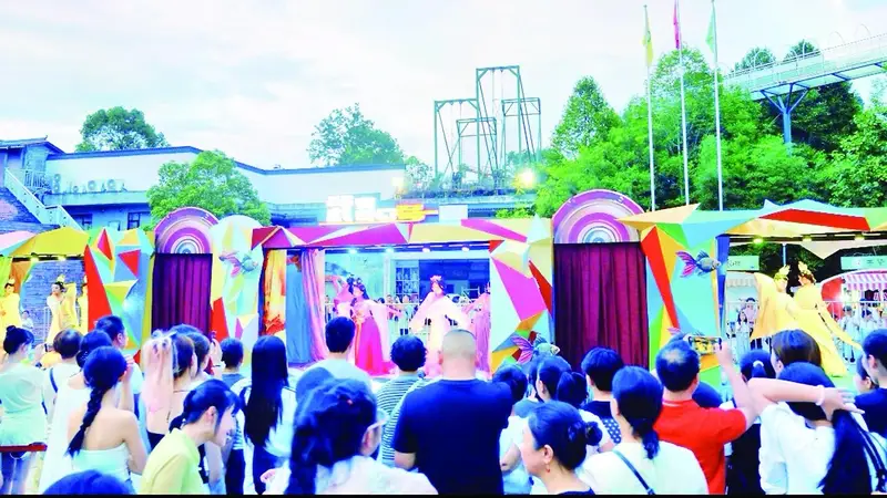 武夷山“非遗盲盒”预热秀:游客候场秒变“入戏”体验