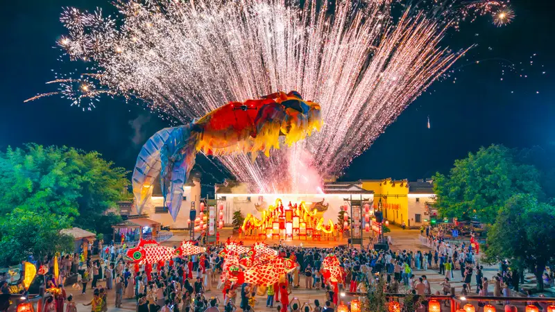 夏日多地夜游活动连演 市民游客乐享烟火夏夜