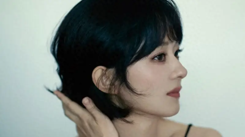 赵丽颖 美妆|短发黑裙诠释利落优雅,松弛状态尽显全球代言人格调