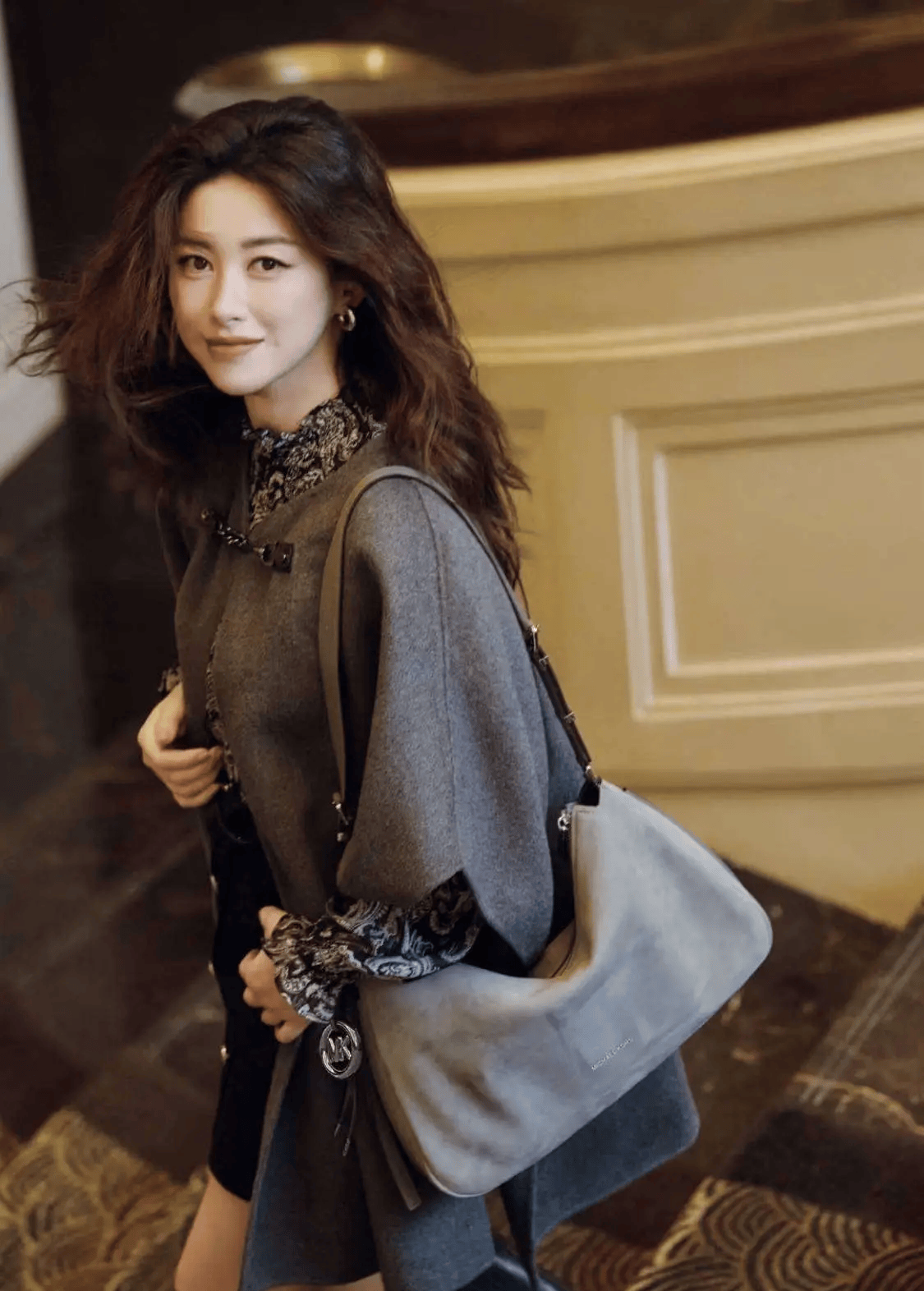 朱珠携混血女儿外滩散步！老钱风手袋藏玄机，网友：这身世背景太惊人