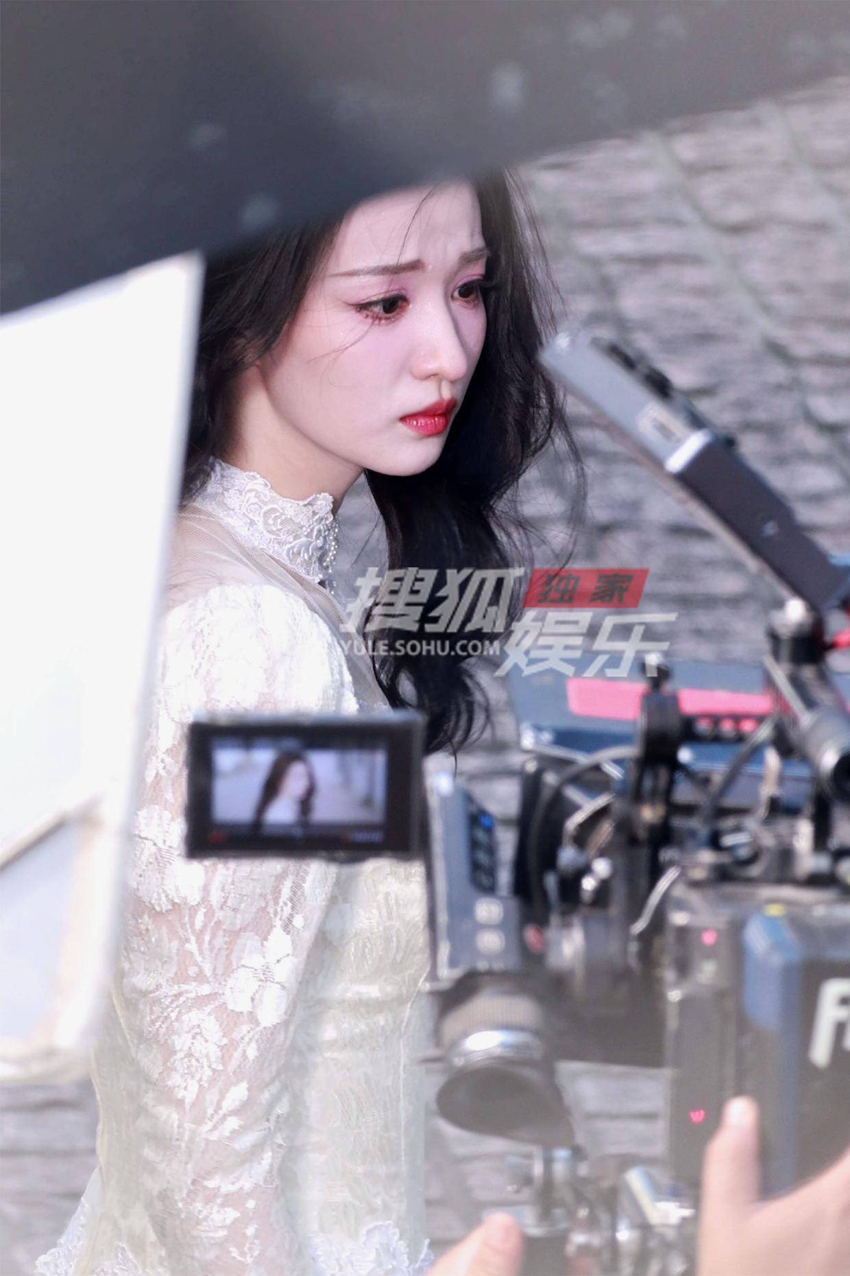 王楚然穿白裙吹泡泡 眉眼低垂温婉动人