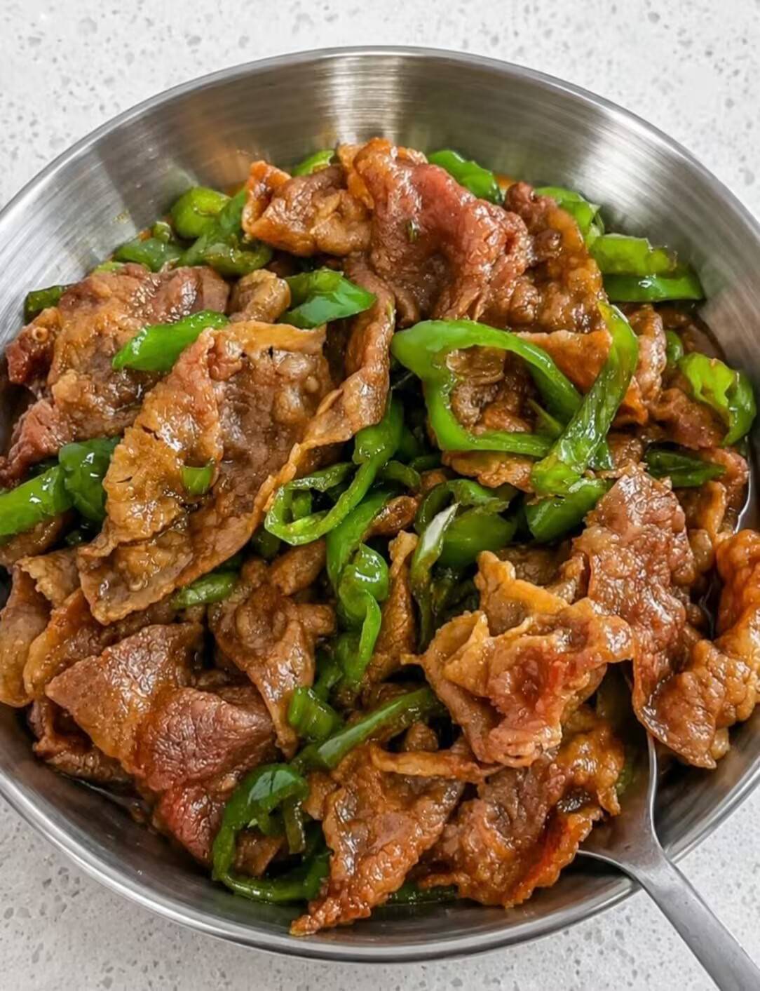 青椒炒肥牛：低脂高蛋白的快手家常菜，鲜嫩多汁超下饭