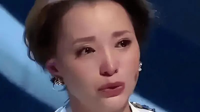 越扒越有！密春雷暴雷后 董卿参加儿子毕业典礼，国籍问题瞒不住