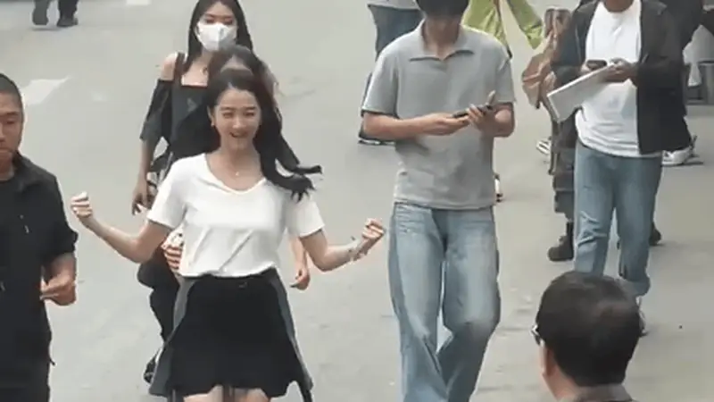 关晓彤一路小跑迎接爸爸探班 笑容灿烂明媚开朗